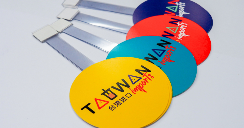 Wobblers for vibrant shelf displays